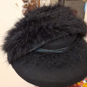 Essencehat.com Elegant Black Fur-Trimmed Hat